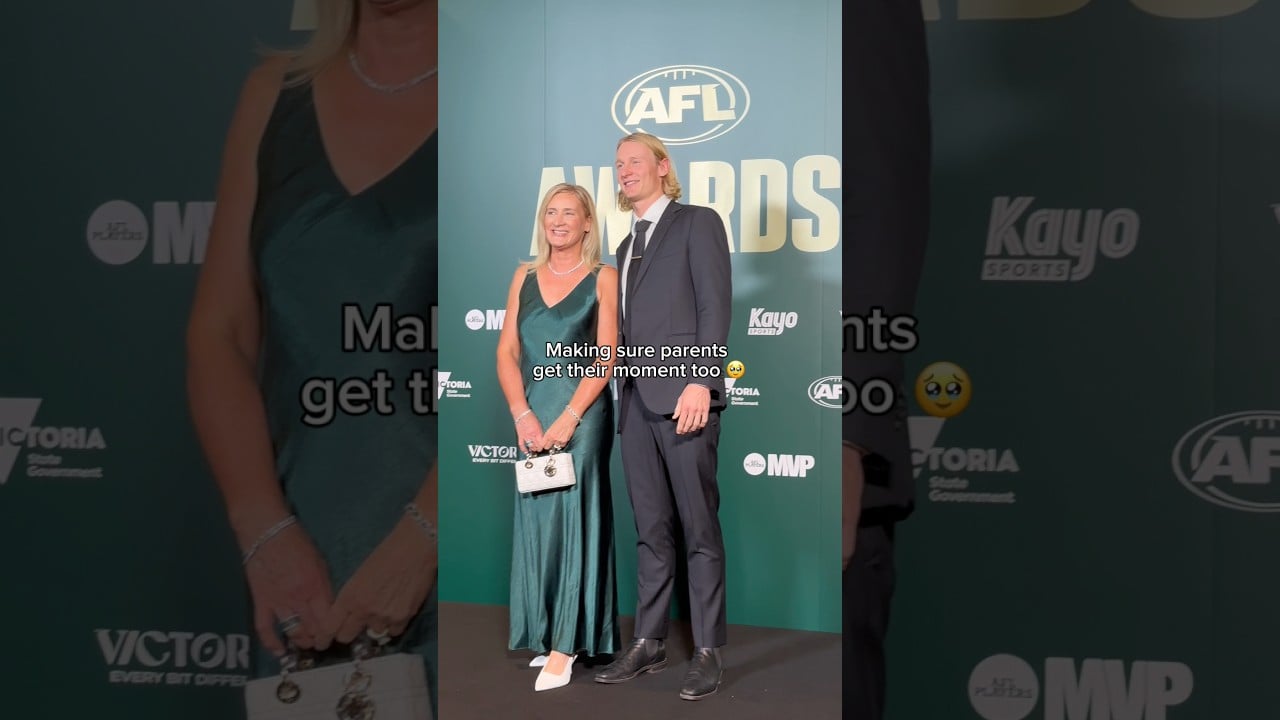 They brought their biggest supporters along ❤️ #afl #footy #parents